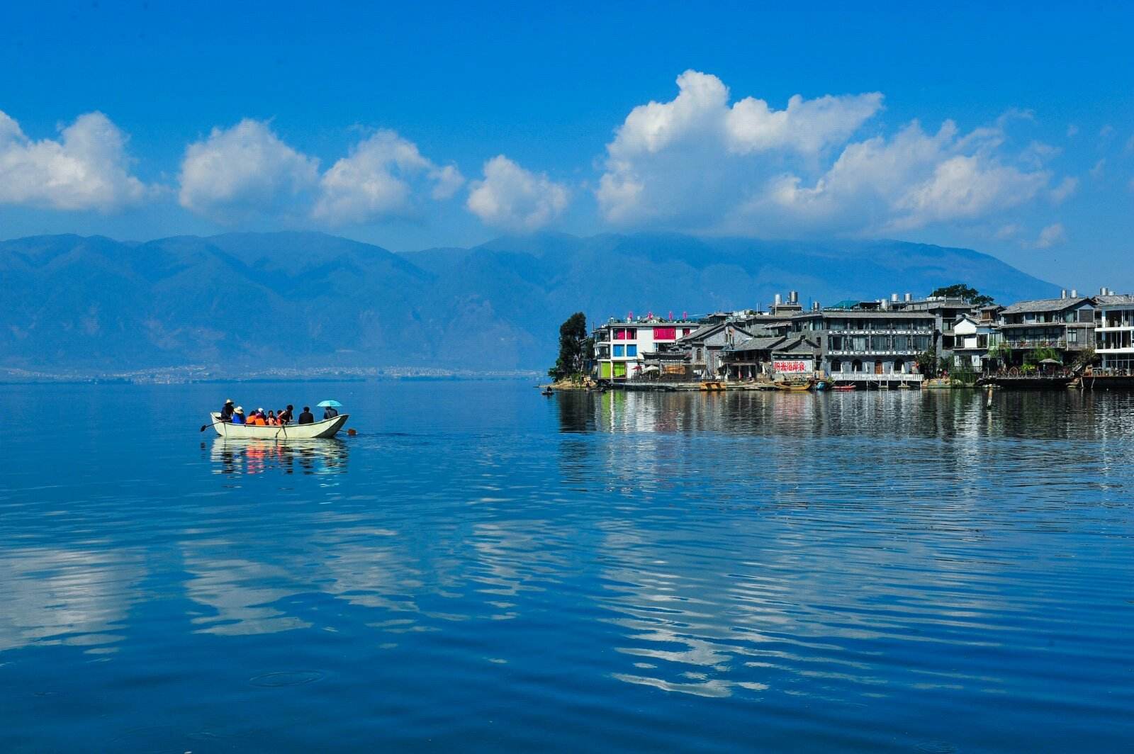 云南最适合居住的古镇,依山面海,景色如画,游客不多不少