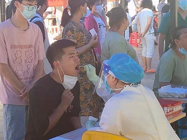 现场直击武汉全员核酸检测工作