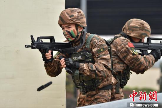 重庆武警特战队员实战化演练砺精兵