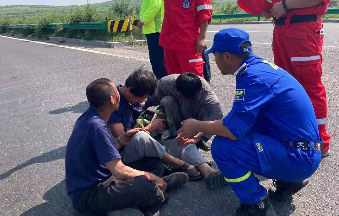 好样的!赤峰市红十字蓝天救援队紧急抢救车祸伤员