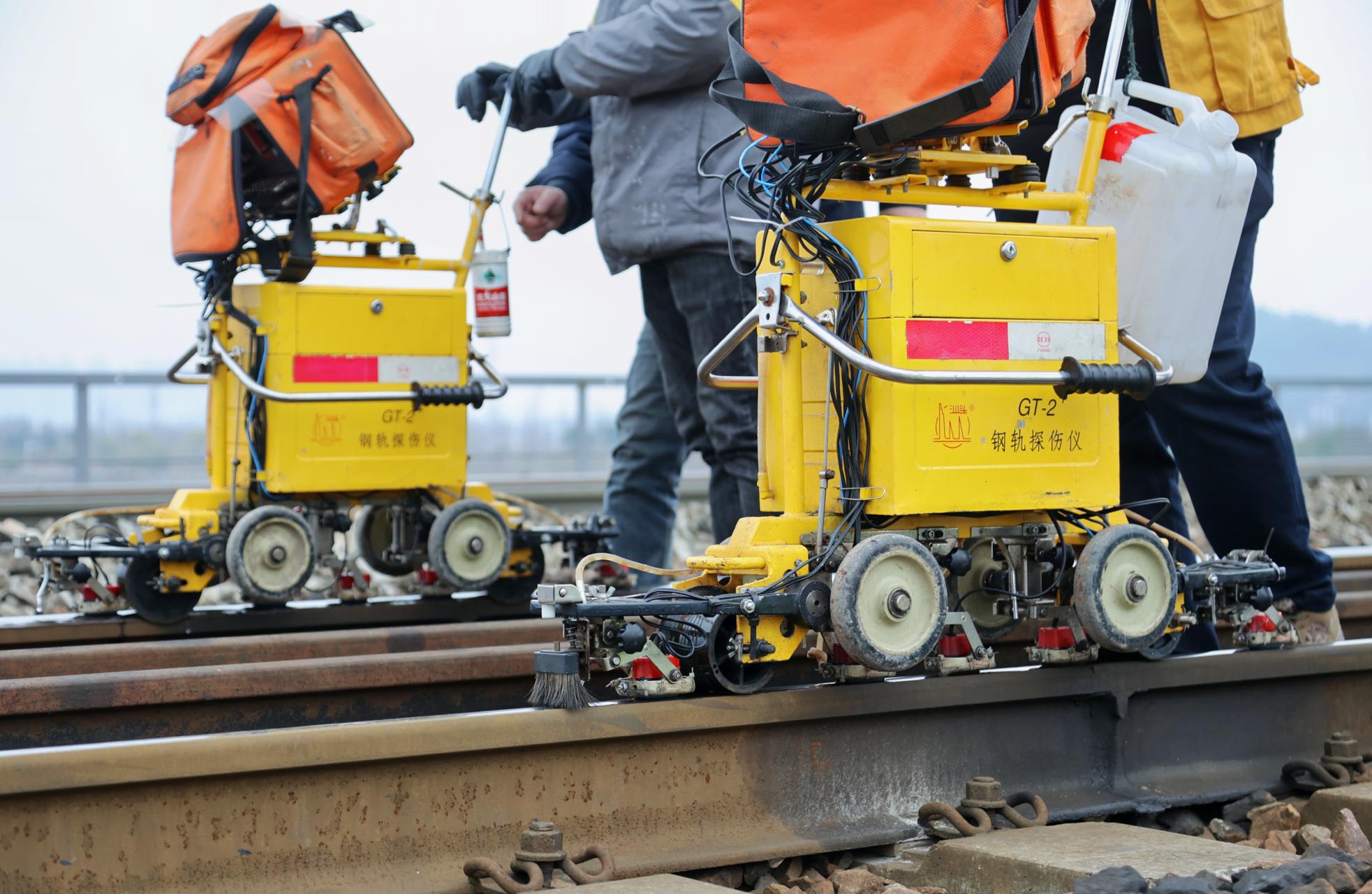 钢轨探伤工:春运路上的"b超医生"