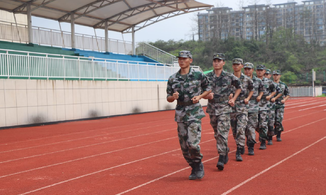 铸强国之梦 燃热血青春——横峰中学举行学生2023年暑期军训开幕式