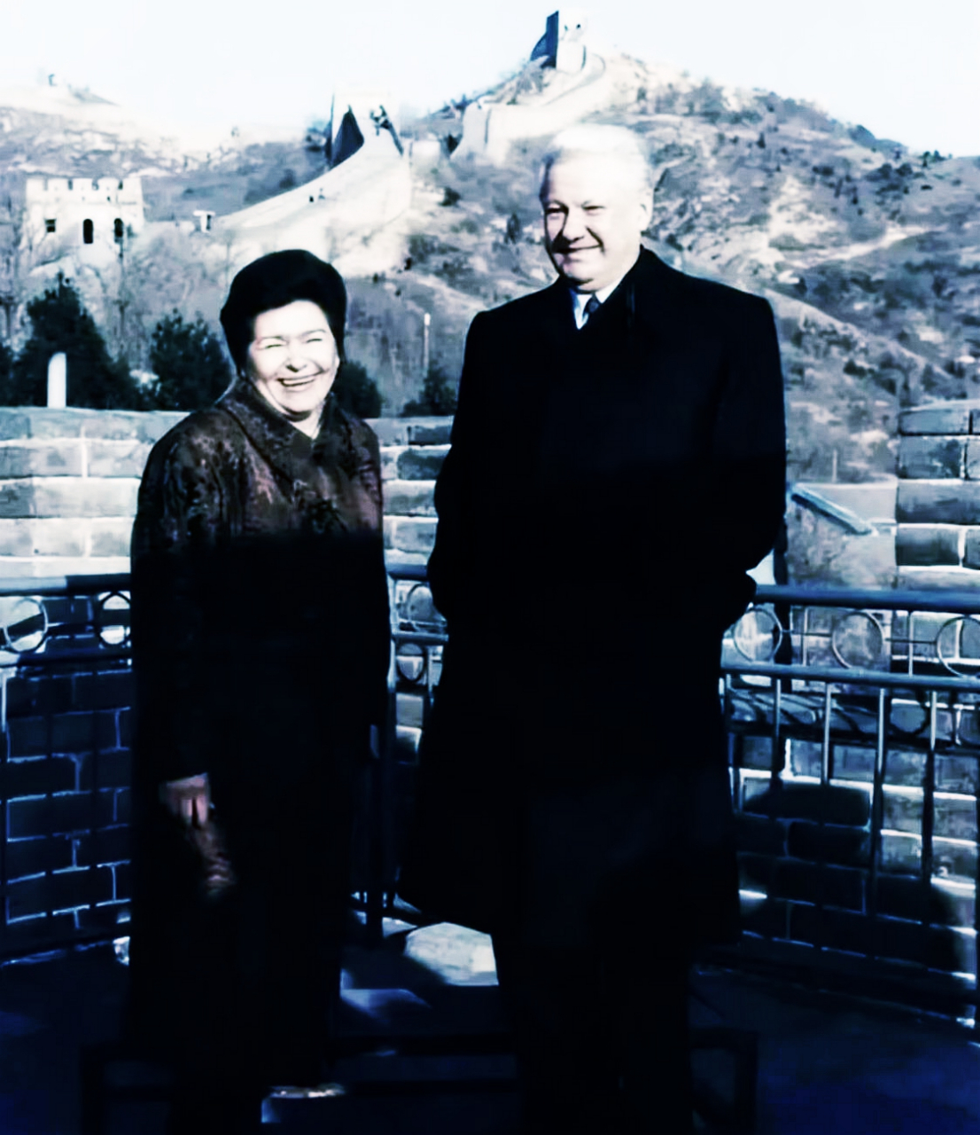 1992年叶利钦访华时,与夫人奈娜在长城上合影.身高1.
