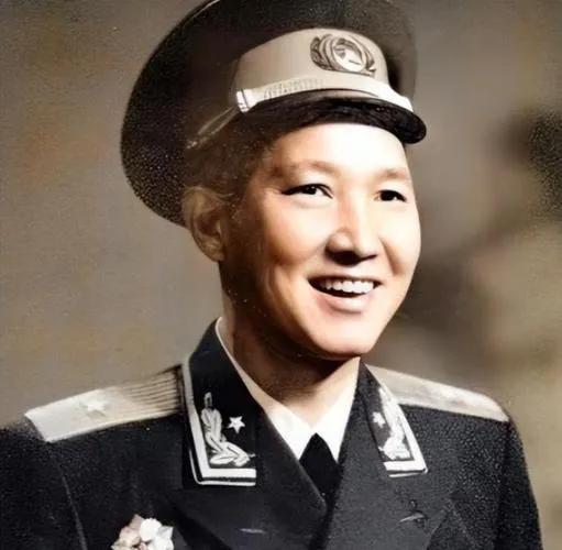 军区副司令傅崇碧正在办公,门岗通知有人找,将军纳闷:这是谁?