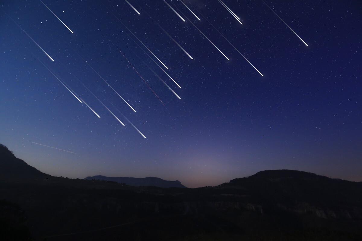 150颗流星划过夜空