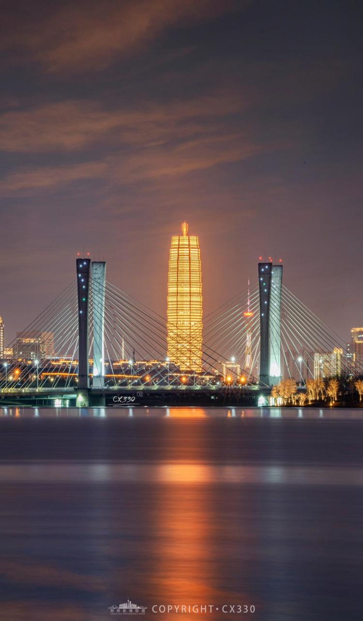 又被郑州夜景惊艳到!玉米和福塔同框了#分享你相册里的郑州