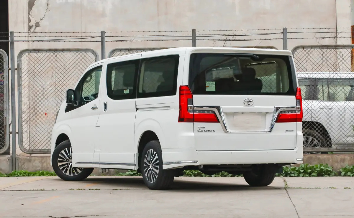 丰田萨尔法豪华版面包车:空间更宽敞,乘坐品质欠佳?