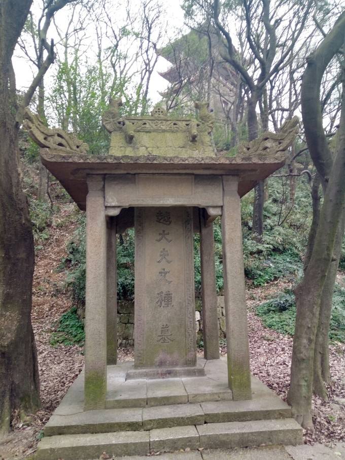 勾践父亲之墓被发现,直径八米盗洞和尿素袋子,专家到现场就懵了