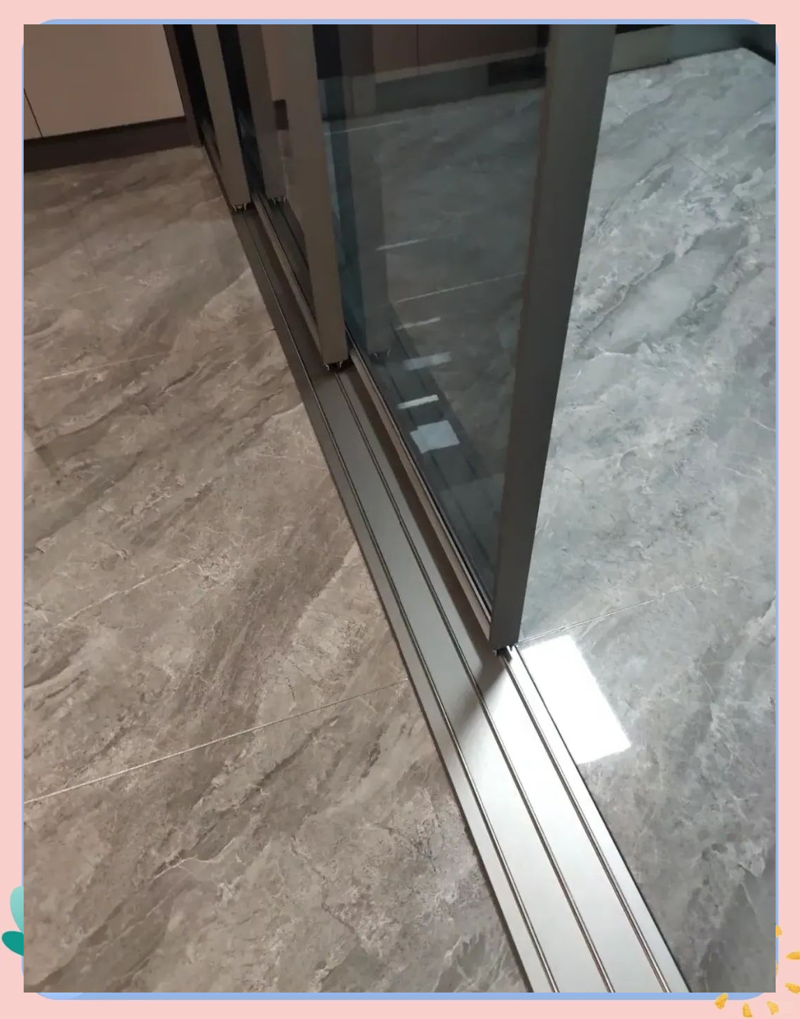 厨房推拉门地轨与吊轨的区别及选购指南