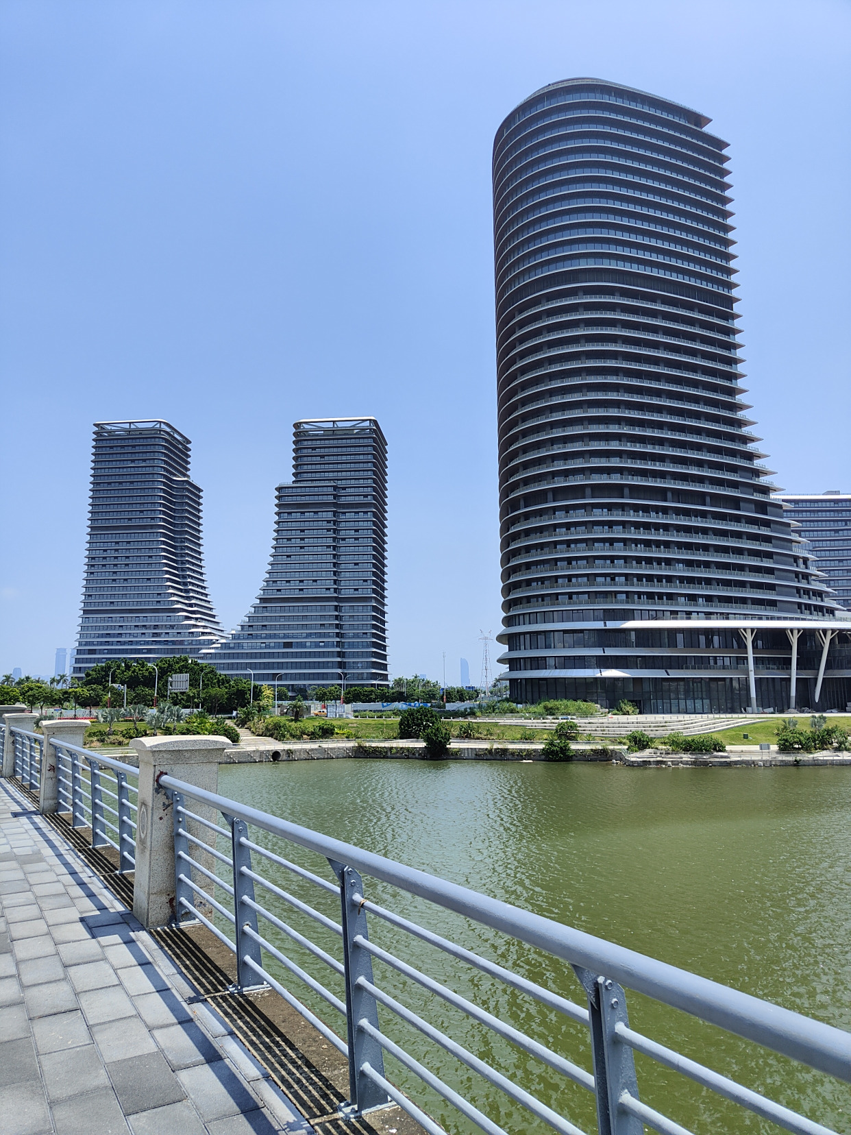 海沧湾是一座沿海湾线打造出的带状公园,厦门旅游的绝佳地方