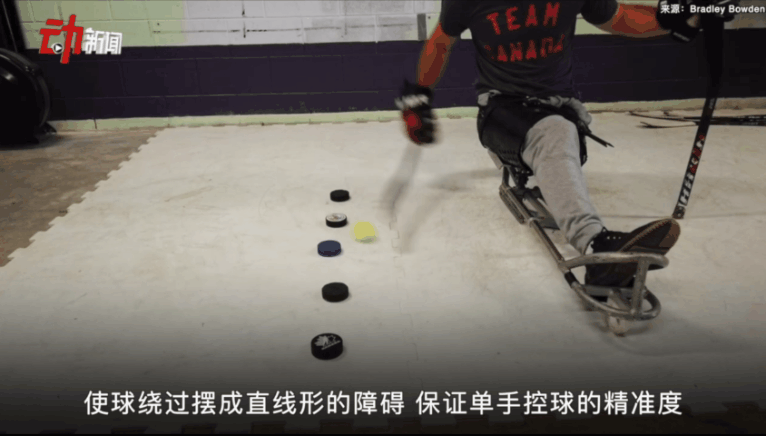 冰球杆很重要.运动员手握杆柄,利用杆刃击球.