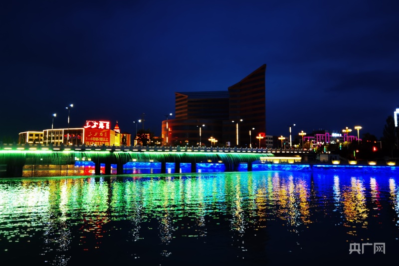 德令哈:巴音河畔夜色美