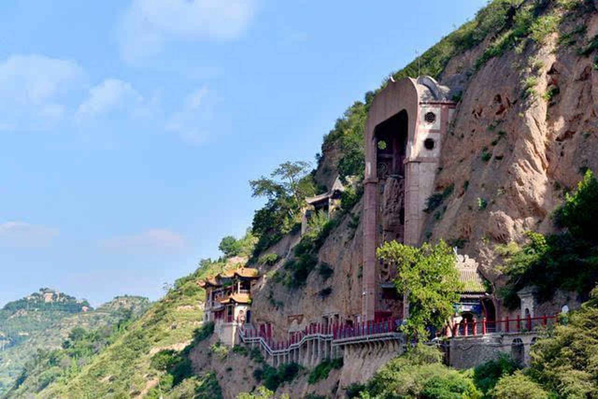 甘谷大象山石窟是集古建艺术,石刻艺术和佛教文化于一体的旅游胜地.