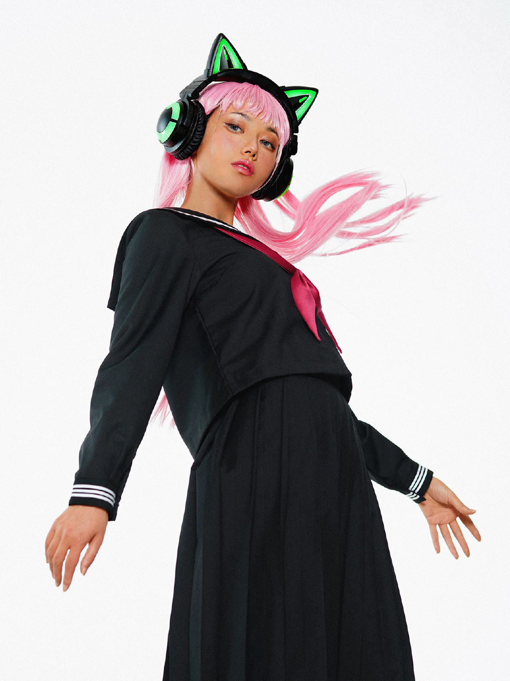 最近火了一种搭配叫"黑皮 jk",帅气又大方,独特感十足!