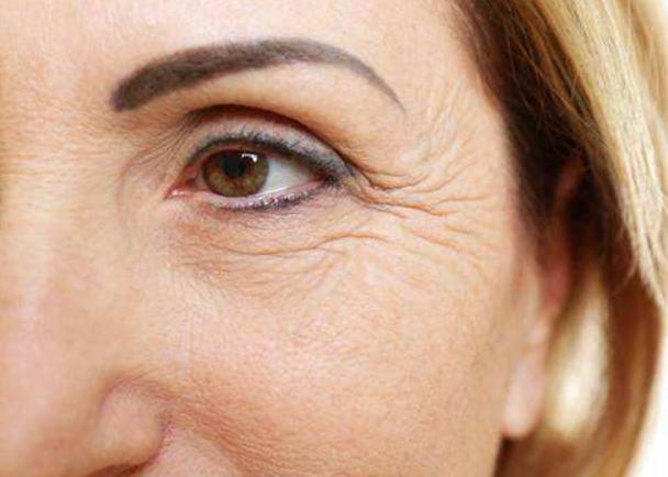 脸上长斑有皱纹咋办?早晨洗脸水里加以下3种东西,60岁不显老