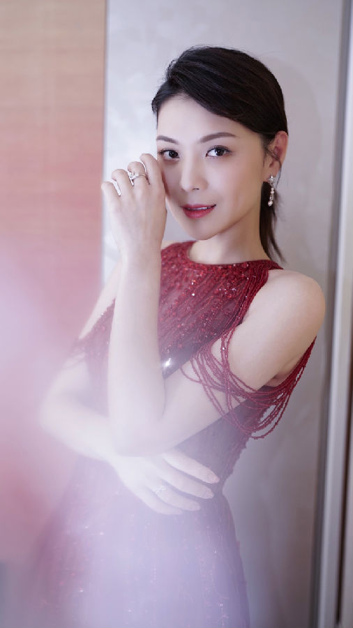 栗坤主持华鼎奖 造型百变尽显魅力