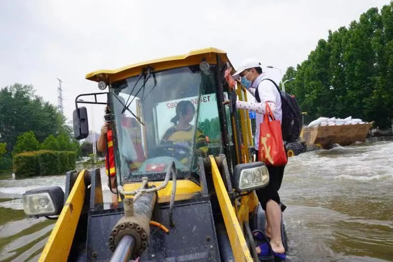 女铲车司机义务抗洪,石油人为她免费加油!|抗洪一线记者日记