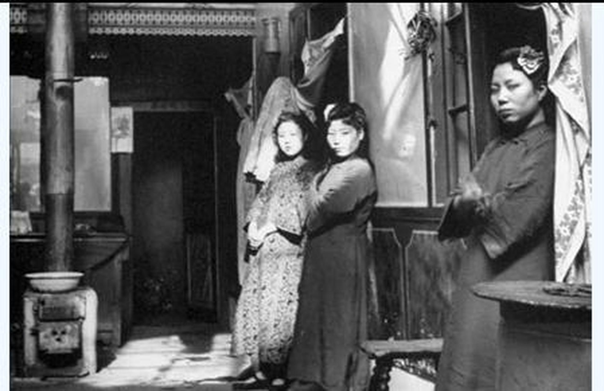 民国时期,青楼里的老鸨都有个习惯:一到晚上就趁姑娘不在的时候,挨个