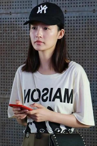李沁晒素颜无修照,当图片故意放大后,网友:看不到毛孔也没痘!