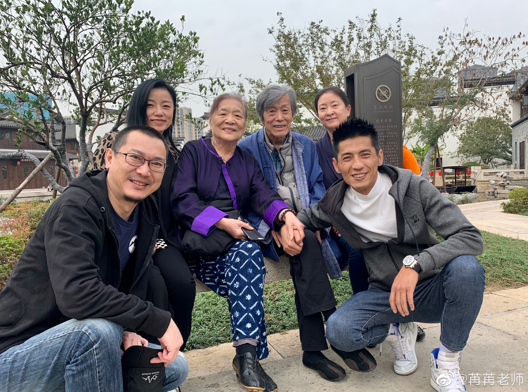 著名表演艺术家李苒苒晒与丈夫马精武合照,丈夫瘦削门牙掉了一颗