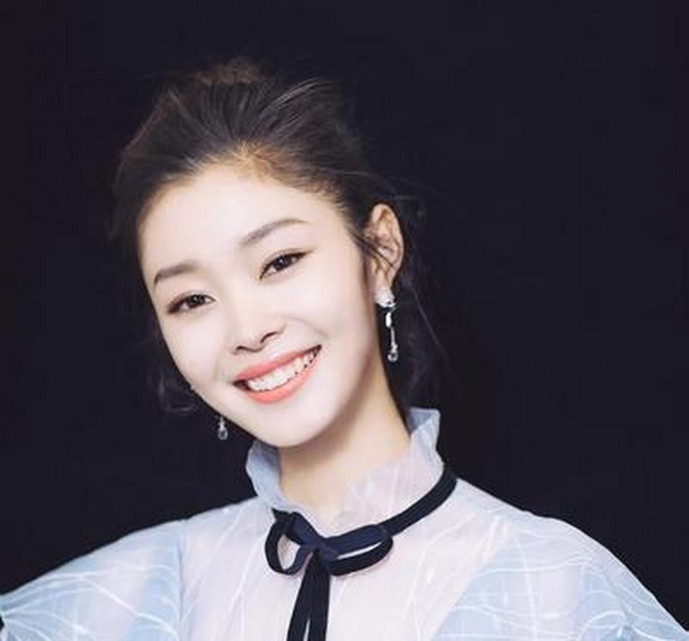 一次节目中,郭德纲问郭麒麟:"儿子,你每天拍吻戏,有女朋友了吗?