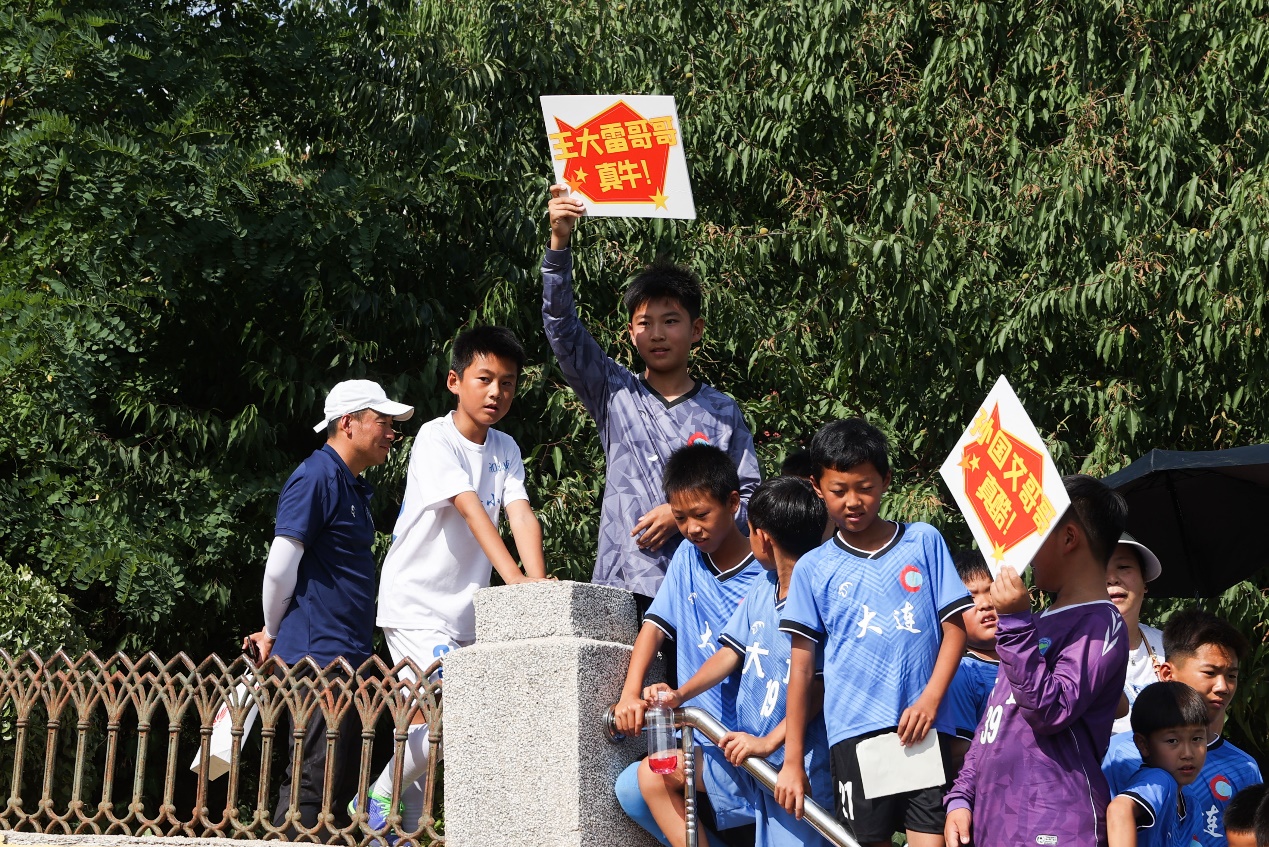 国脚回家 大连东北路小学沸腾了