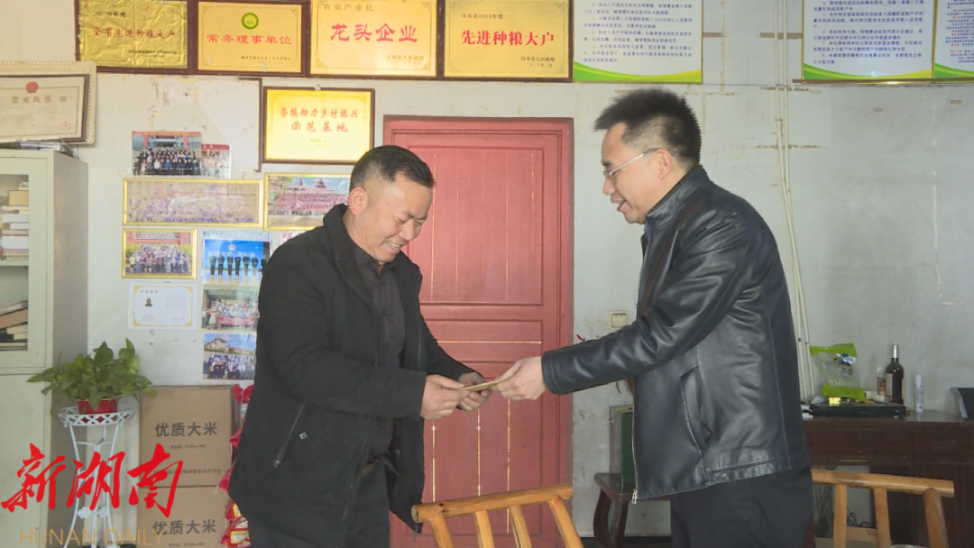 汉寿县领导朱正权走访慰问全国劳动模范张昌元