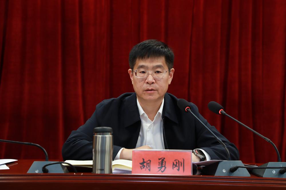 推进有效衔接问题清零,全力以赴做好年度考核评估迎检备考,胡勇刚强调