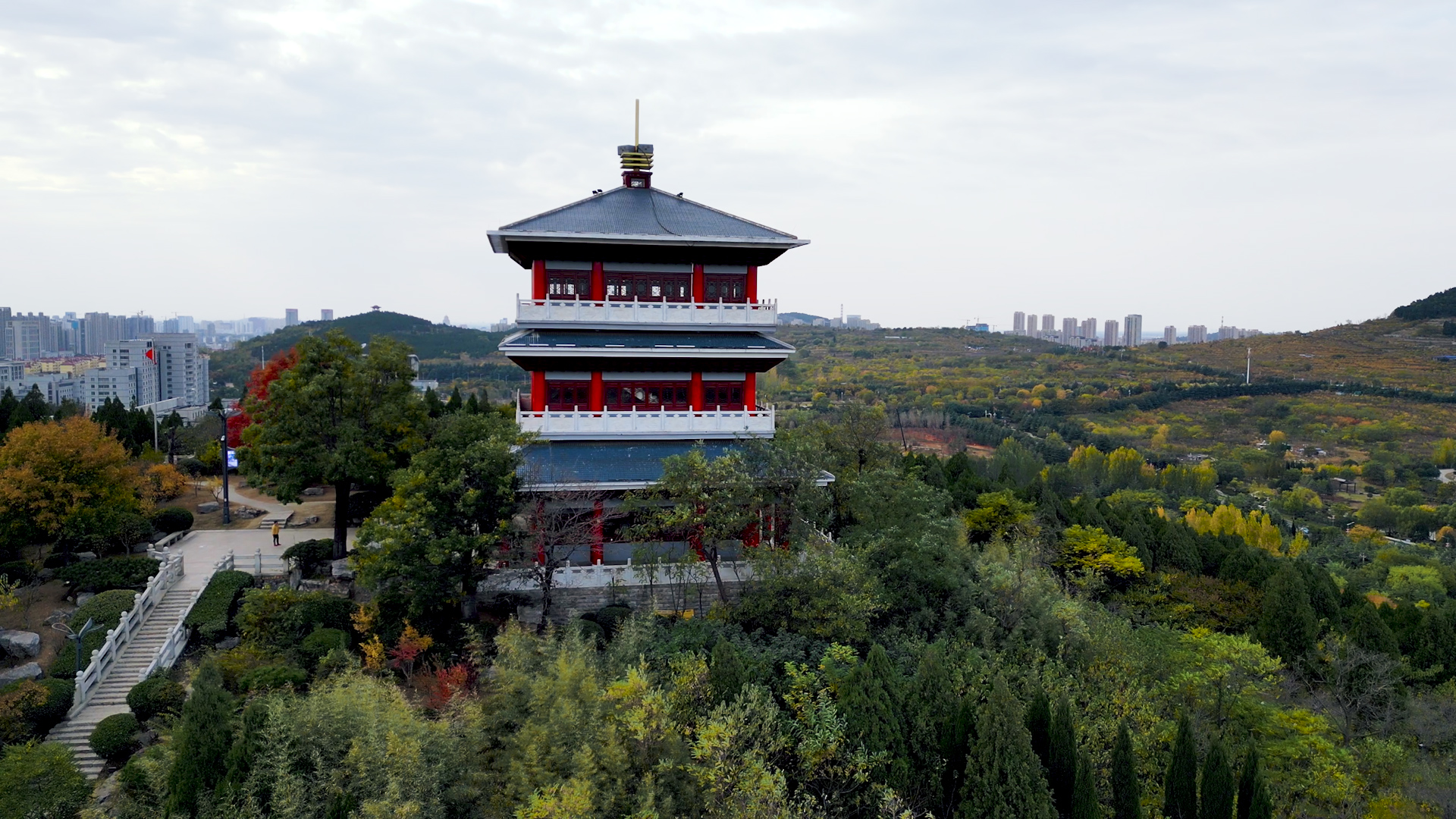 层林尽染五彩斑斓 枣庄凤鸣公园美不胜收