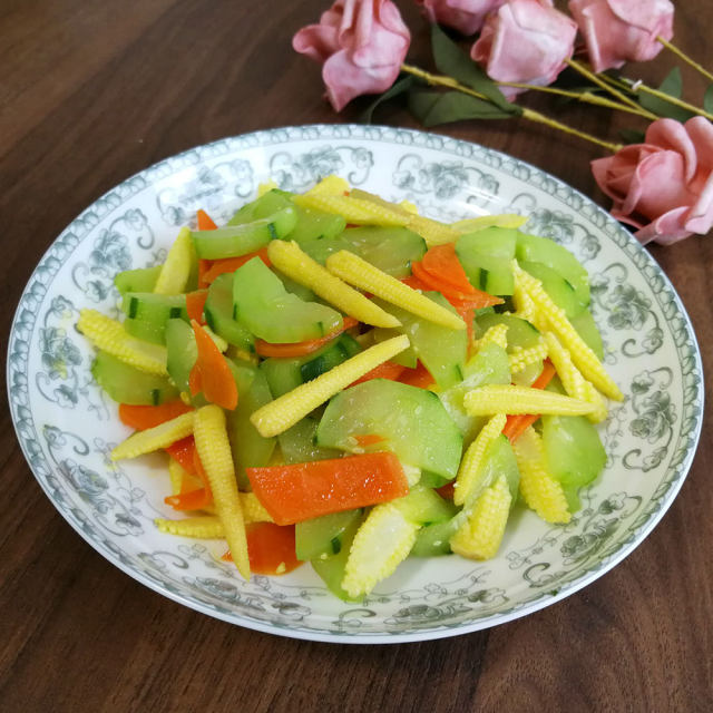 玉米笋黄瓜小炒,时令美味,鲜嫩爽口