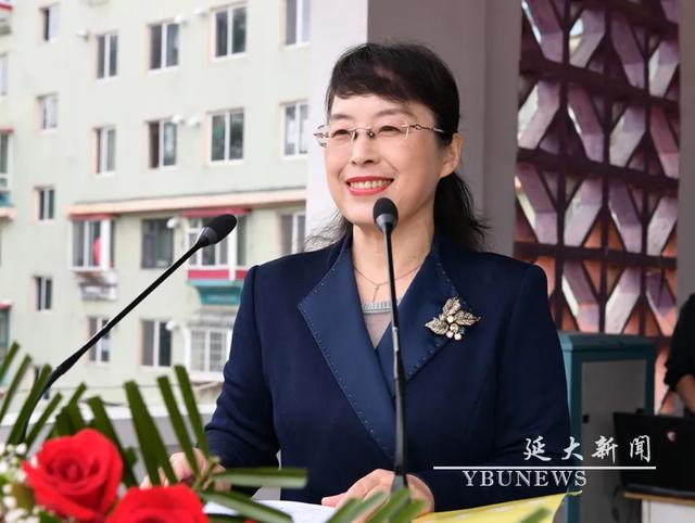 副校长张玉红主持典礼