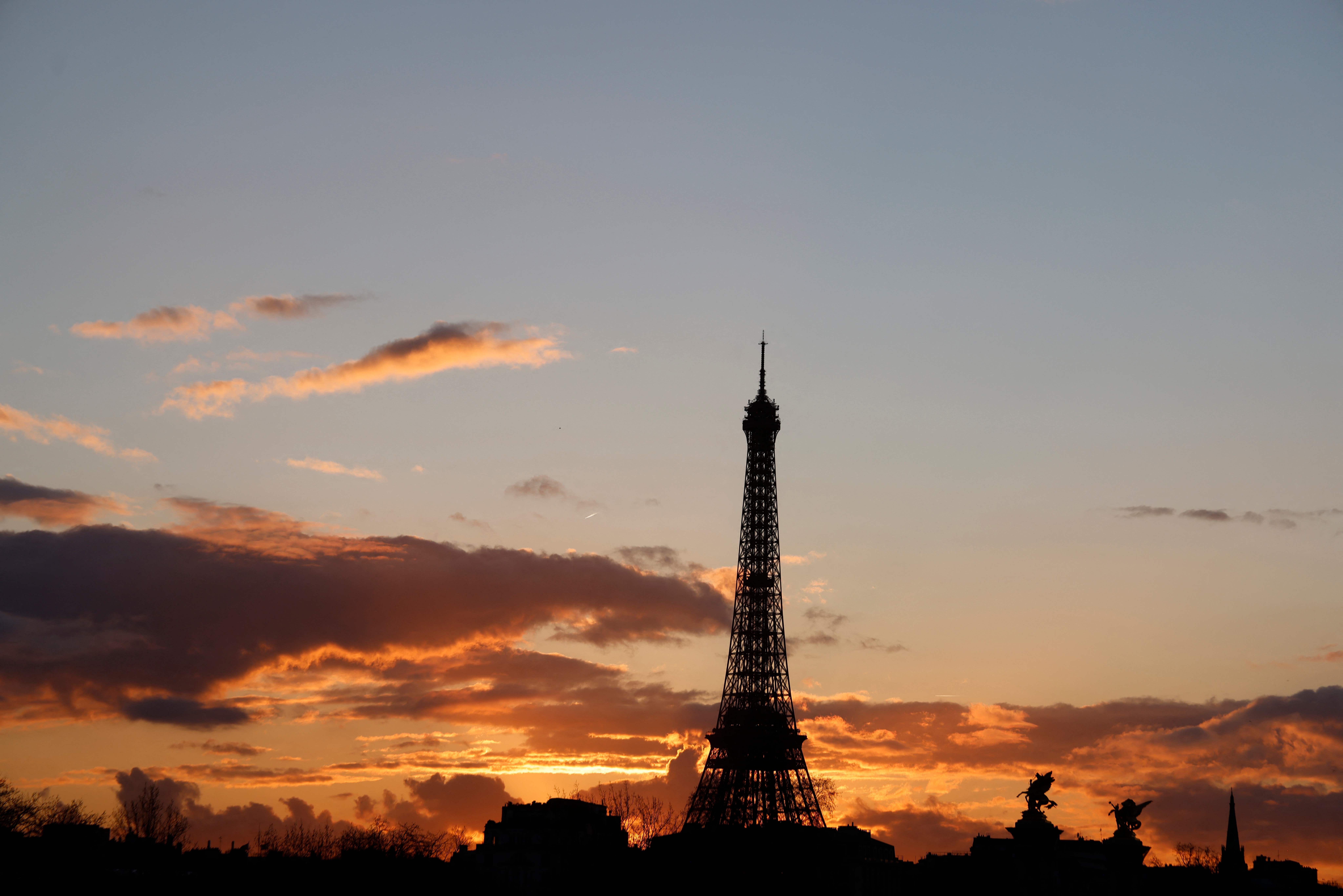 法国巴黎:晚霞映衬埃菲尔铁塔