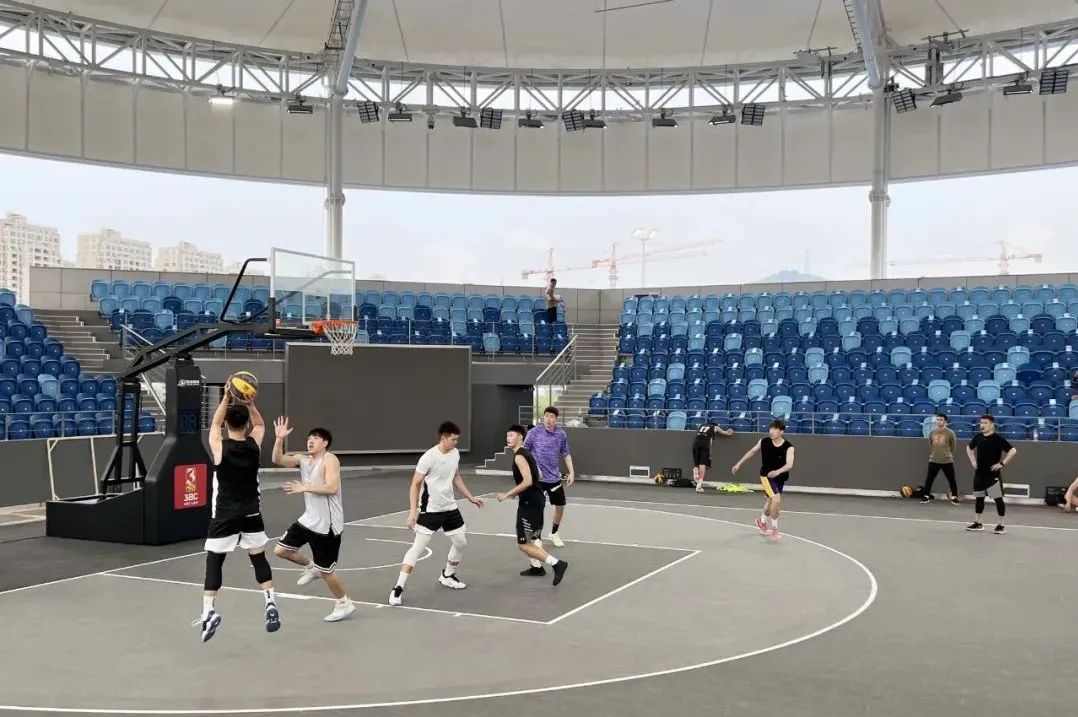 三人篮球场首场比赛来啦!