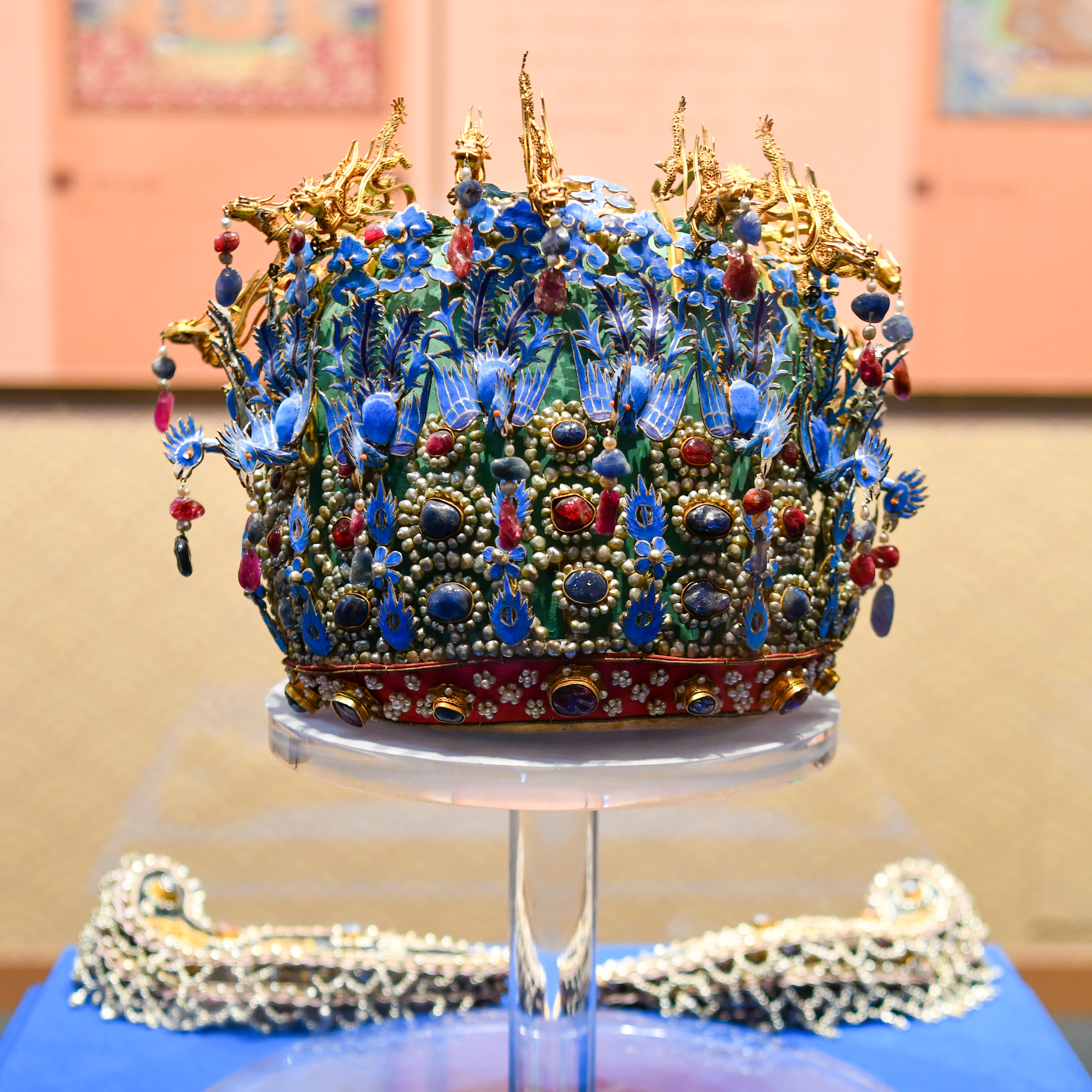 龙冠凤冠合璧亮相,有的真品只展一天!别急,点这儿看图