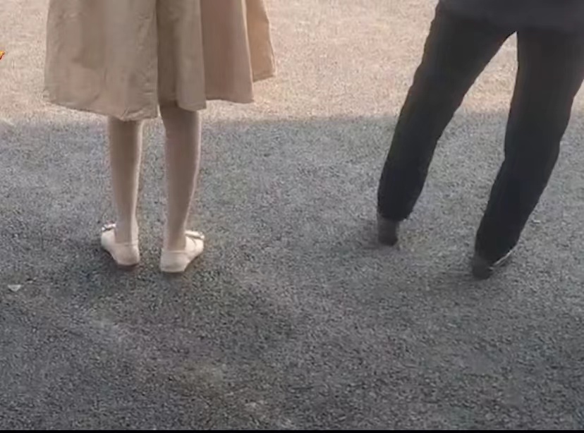 女子风尘仆仆参加孩子家长会,见其他家长穿着瞬间沉默,网友热议