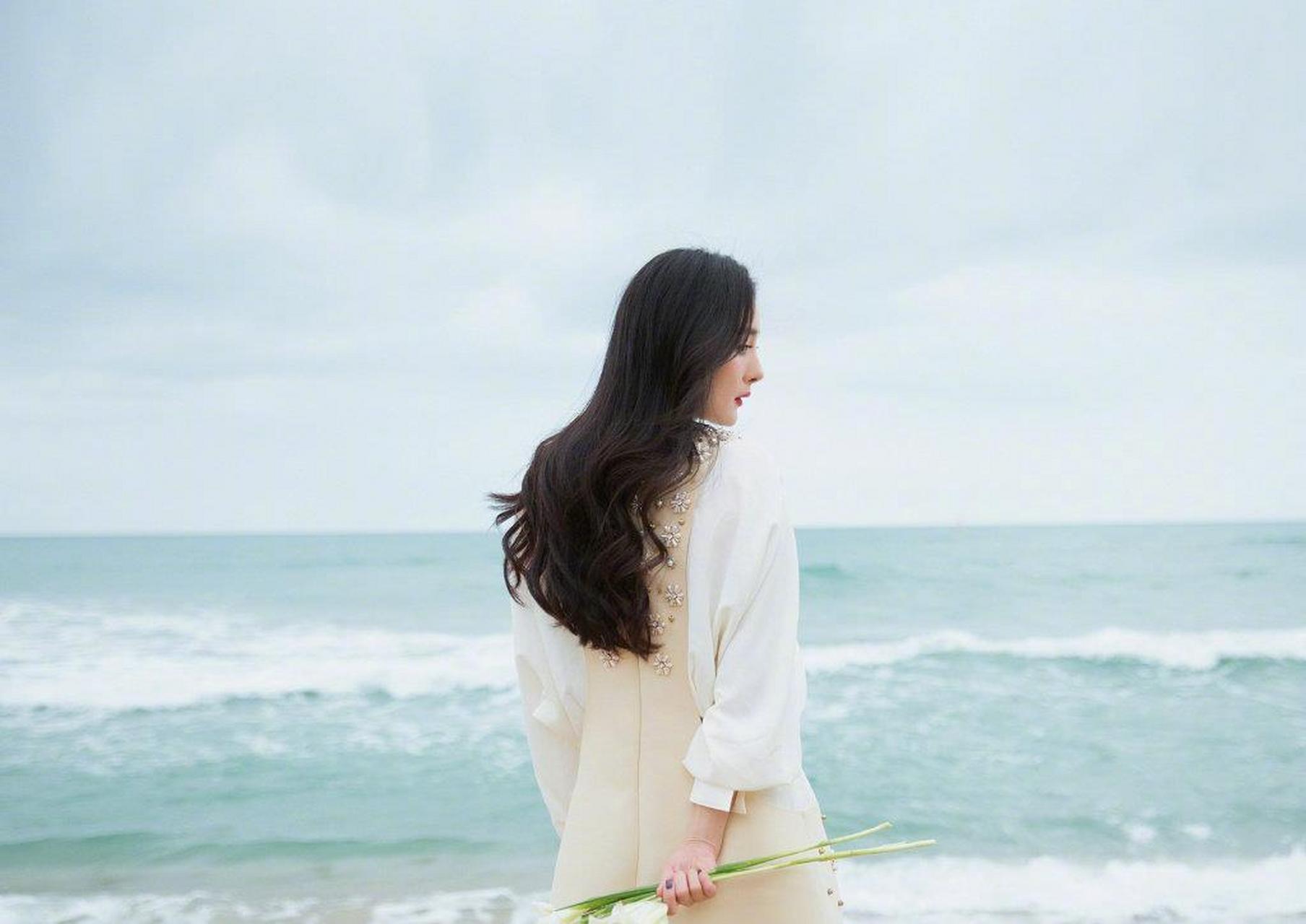 杨幂沙滩照,白色小短裙大秀美腿,尽显明媚气息