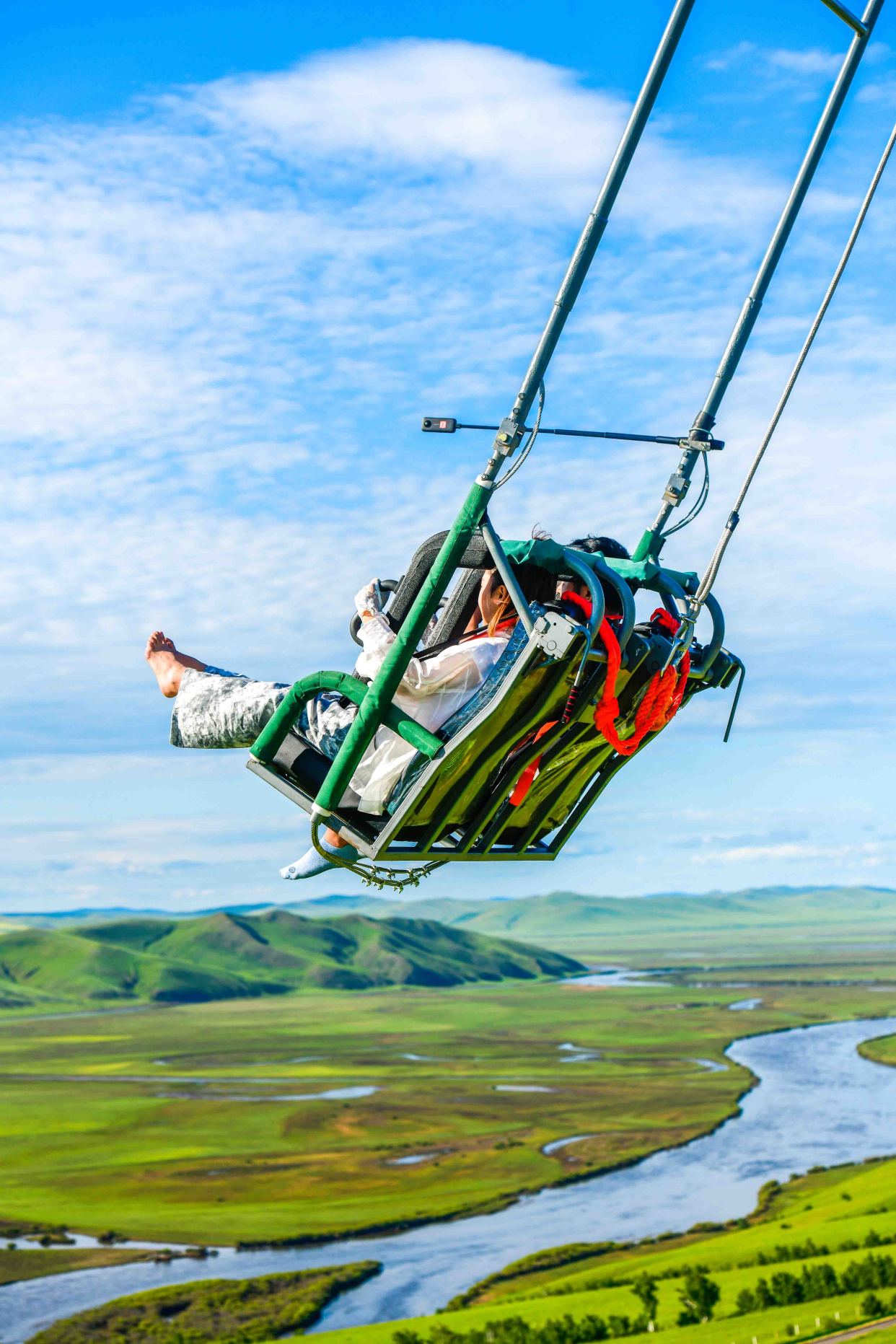 内蒙古有超刺激的网红秋千,能荡到俄罗斯,胆大的你敢去尝试吗