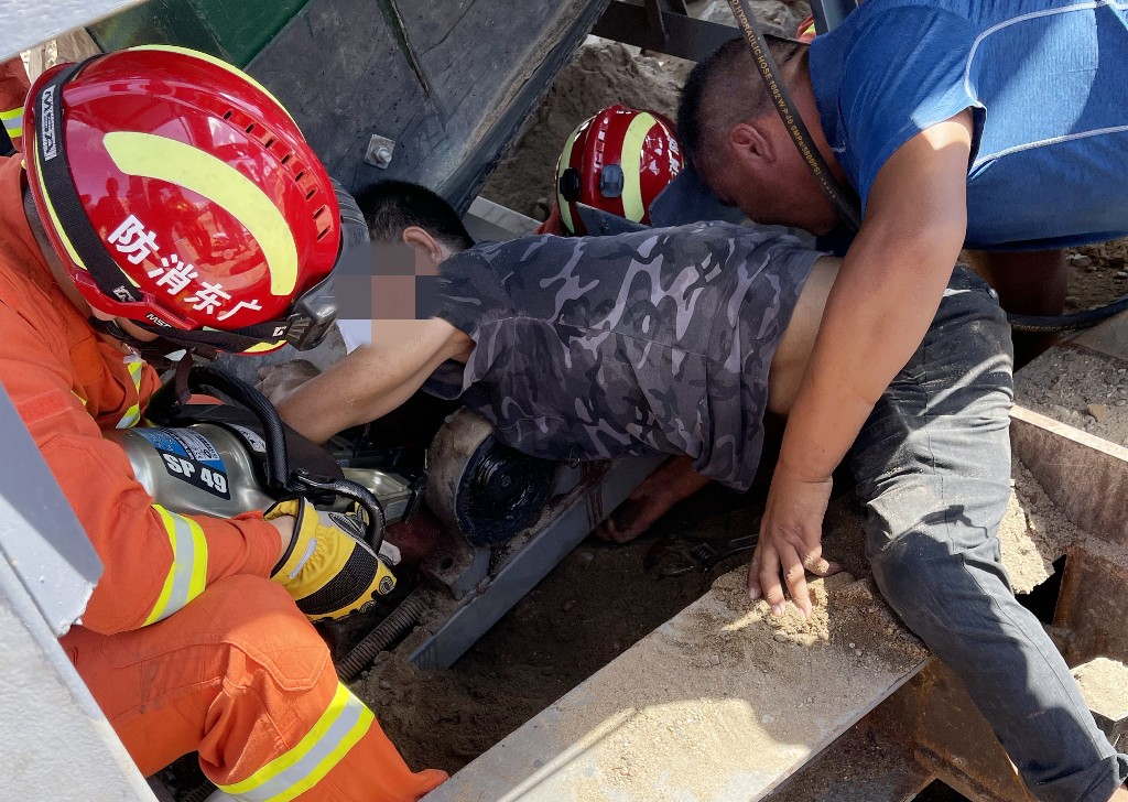 一名工人右手不慎卷入传送带,南沙消防紧急救援