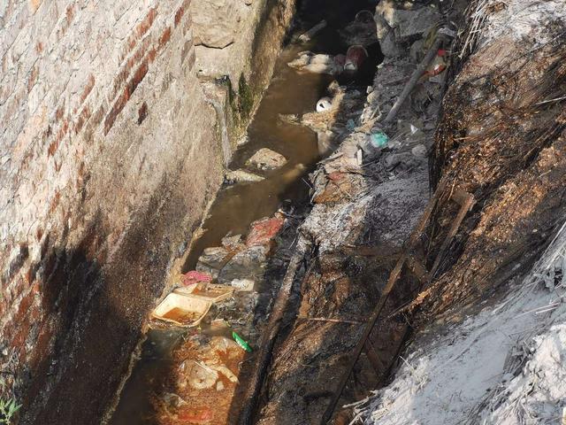 曝光!广南八宝一饭店向路边水沟倒废水垃圾