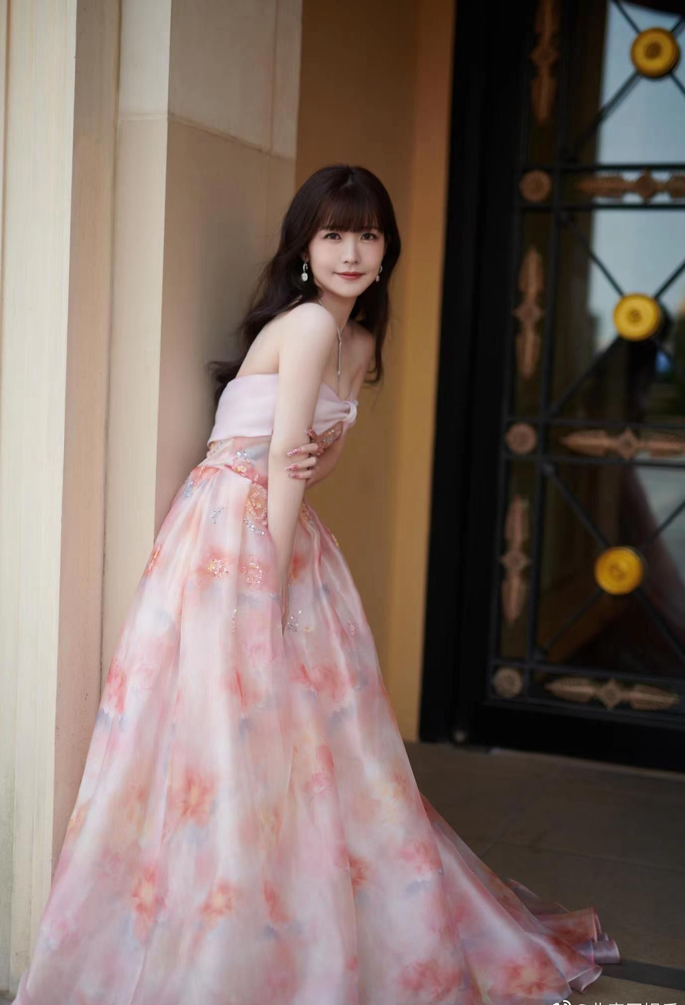 赖美云春日樱花抹裙优雅写真