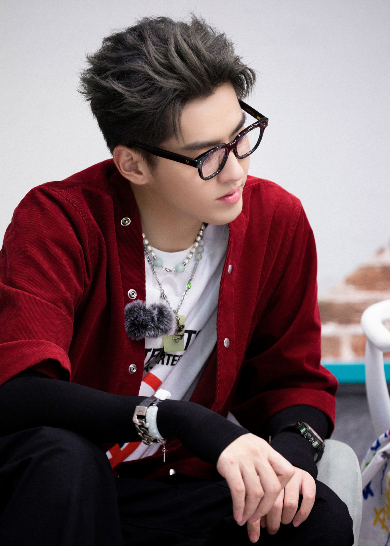 吴亦凡不愧是时尚icon穿白t搭黑色涂鸦印花长裤潮味儿十足