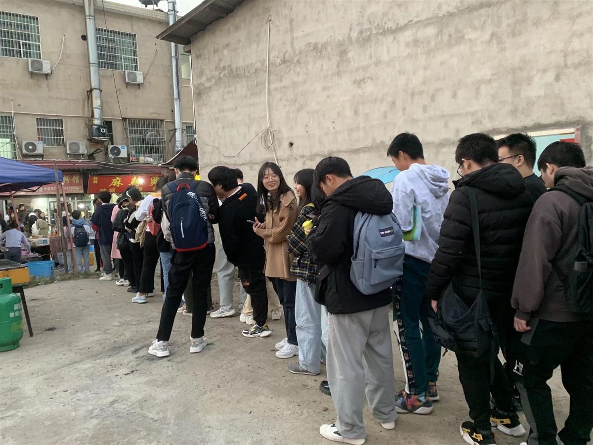 学生得知摊主丈夫患病排队买煎饼,摊主儿媳:希望也照顾其他人生意