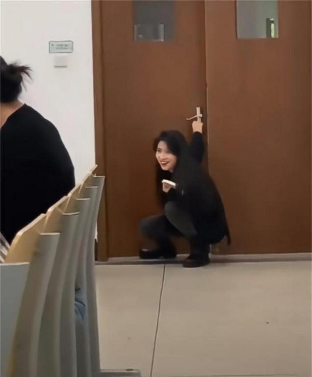 现在的大学生逃课是经常的事,坐在后排的个个都是人才.