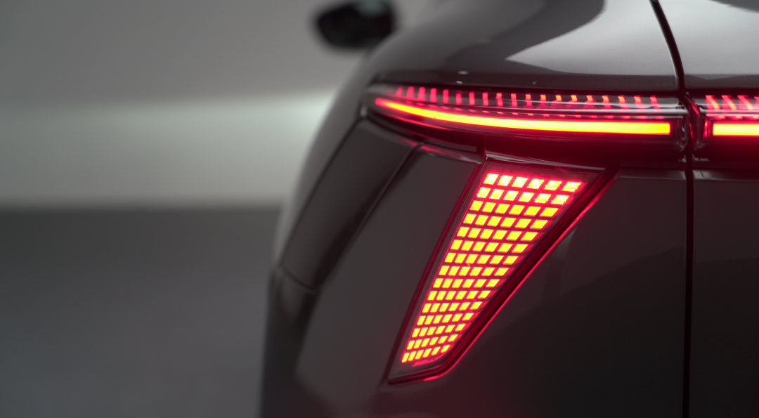 静态实拍极越01汽车机器人有多特别