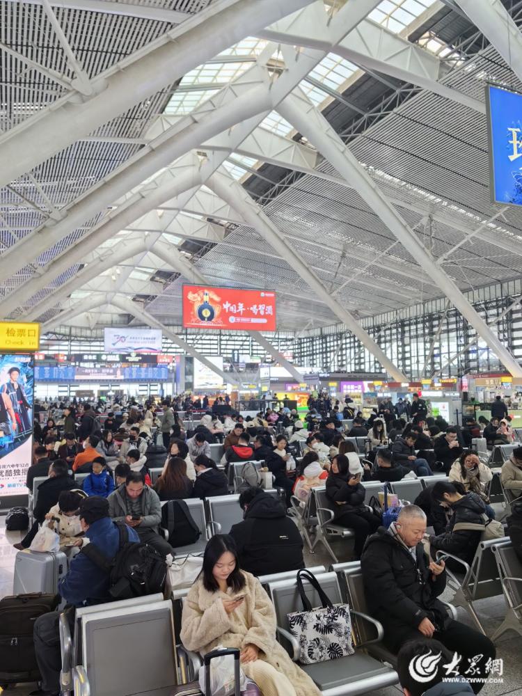 记者直击|元旦假期首日 青岛北站迎出行高峰