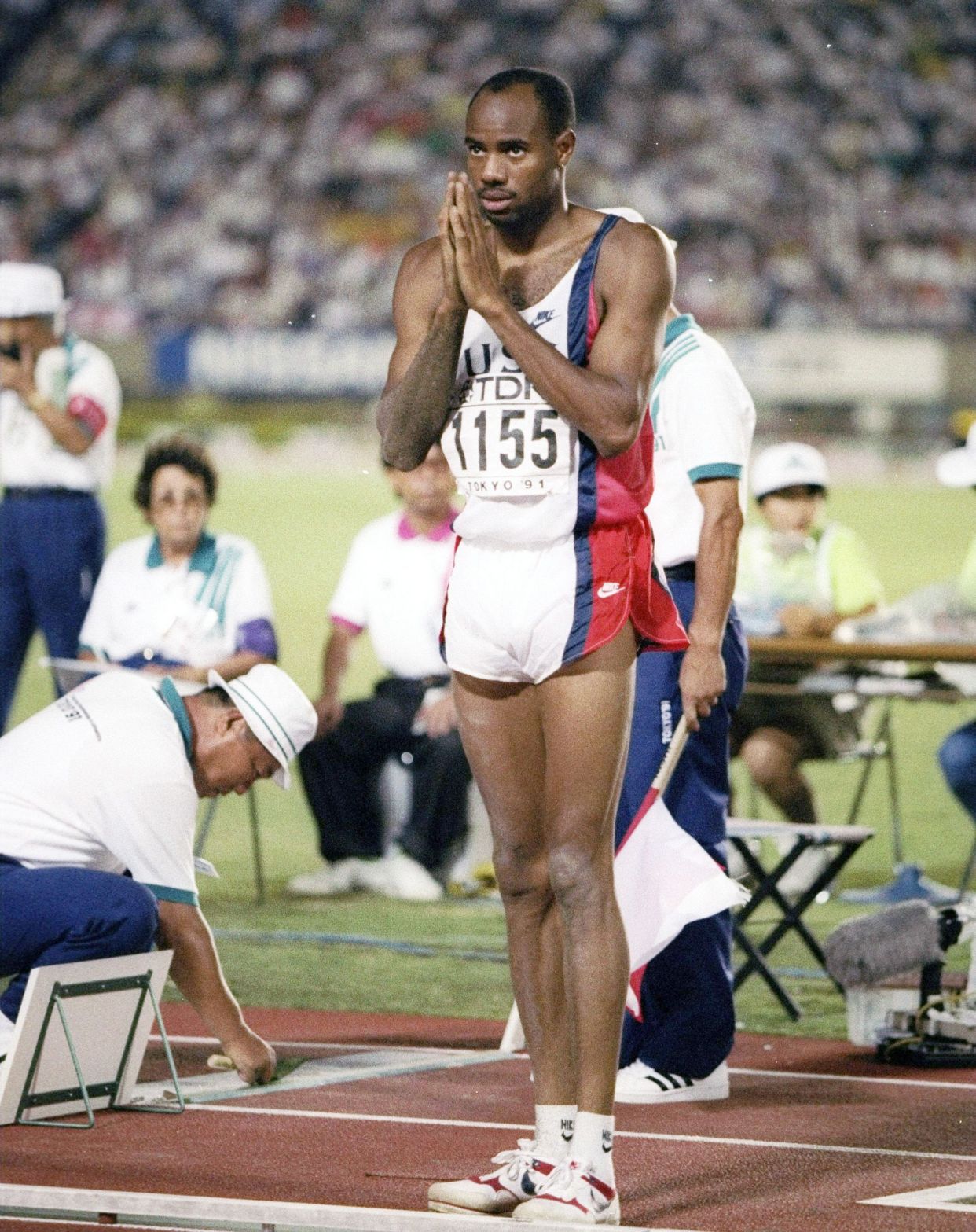 尘封30年!鲍威尔"世纪一跳"8米95创历史,伟大不输博尔特9秒58