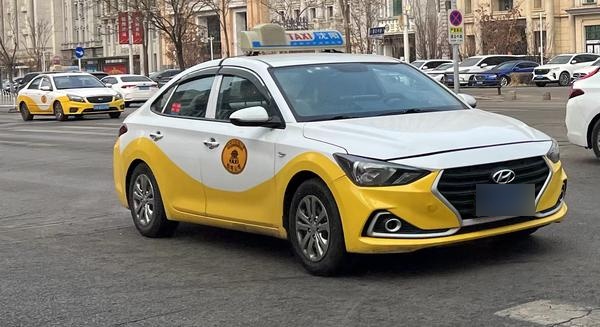 在沈阳,出租车通常采用上白下黄的统一配色,其中主力车型以北京现代