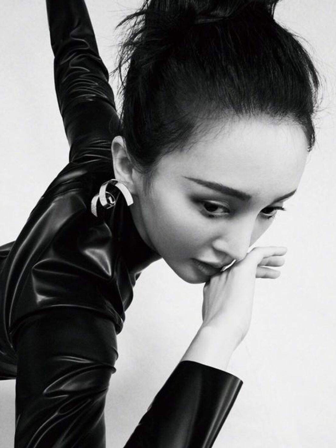 金晨穿皮衣又美又飒,气质干练优雅,腰臀比更是傲人