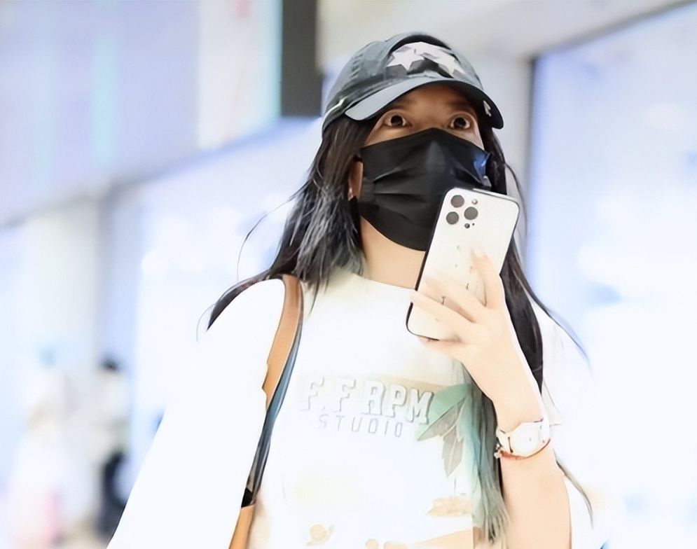 赵薇久违现身,素颜显老发福,眼睛水肿凸出变得好奇怪