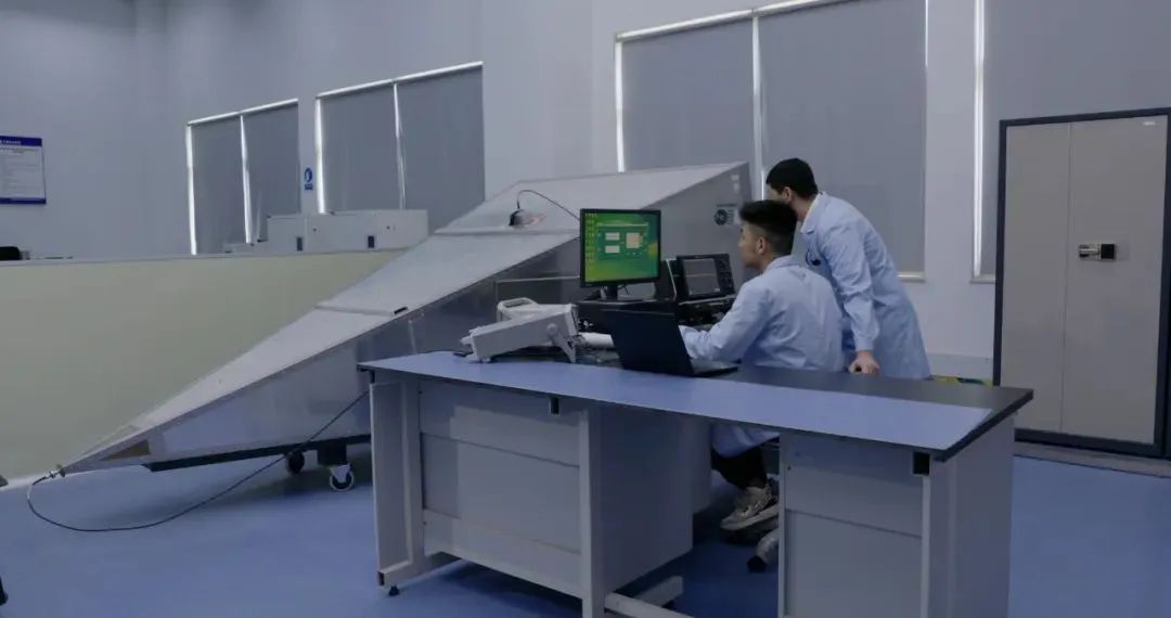 国家新型电力系统质检中心科研人员正在开展局部放电传感器性能试验。.jpg